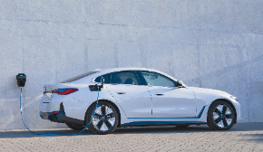 Der BMW i4 steht als erstes vollelektrisches Gran Coupé für atemberaubende Dynamik und maximale Alltagstauglichkeit – bei einer Reichweite von bis zu 590 Kilometern. Auch sein großzügiges Platzangebot macht ihn zum ideal