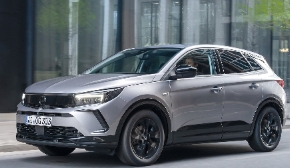 Mutig, klar und vollelektrisch – der neue Opel Grandland setzt mit „German Energy“ neue Maßstäbe. Das Top-SUV beeindruckt mit modernem Design und innovativer Technik, die auf das Wesentliche fokussiert ist.