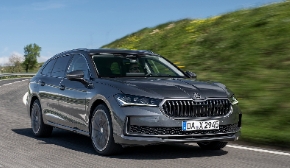 Škoda Superb Combi: Das XL-Platzwunder für perfekten Langstreckenkomfort, auch im Fond-Bereich. Sie haben die Wahl zwischen klassischen Diesel-, Mild-Hybrid- und innovativen Plug-In-Hybrid-Motoren